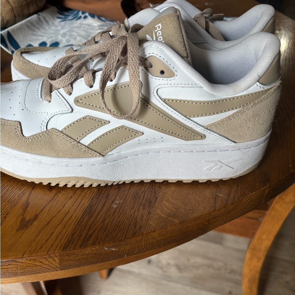 Reebok Women's White & Beige Low-Top Sneaker